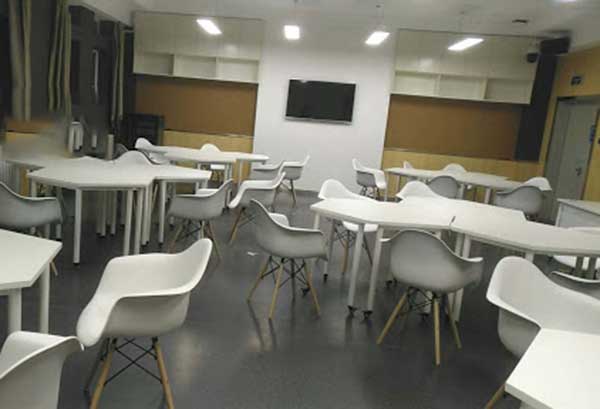 重庆世茂影院订购50组儿童办公桌椅组合